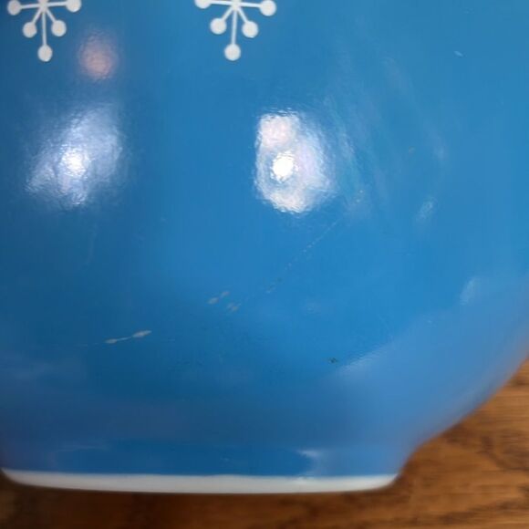 Pyrex Snowflake Blue Garland 1.5 Qt Cinderella Mixing Bowl White on Blue - Picture 7 of 7